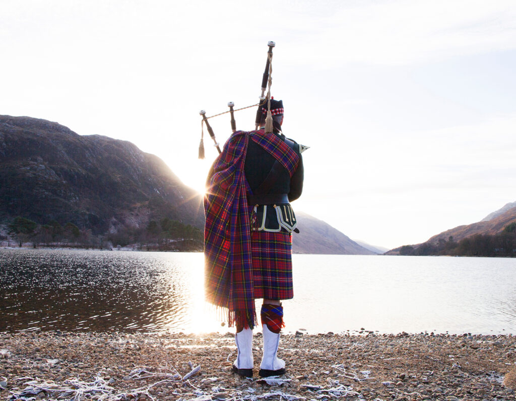 Scotland-bagpipes-mountains